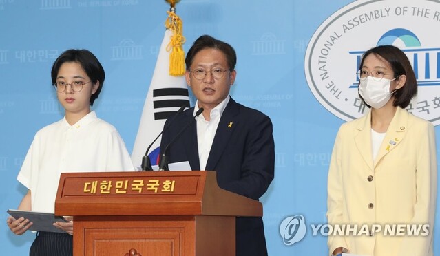 ▲ 정의당 류호정 의원(왼쪽부터), 배진교 원내대표, 장혜영 의원이 18일 오전 서울 여의도 국회 소통관에서 '등록금 반환을 위한 추경 편성 촉구 결의안 발의 기자회견'을 하고 있다.ⓒ연합뉴스