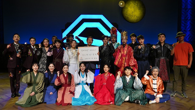 ▲ 류희림 경주엑스포 사무총장은 ‘함께하자 대한민국, 다시 뛰자 경북’을 내용으로 하는 메시지를 직접 손으로 적어 상설 뮤지컬 ‘월명’의 출연배우 20여명과 함께 참여했다.ⓒ경주엑스포