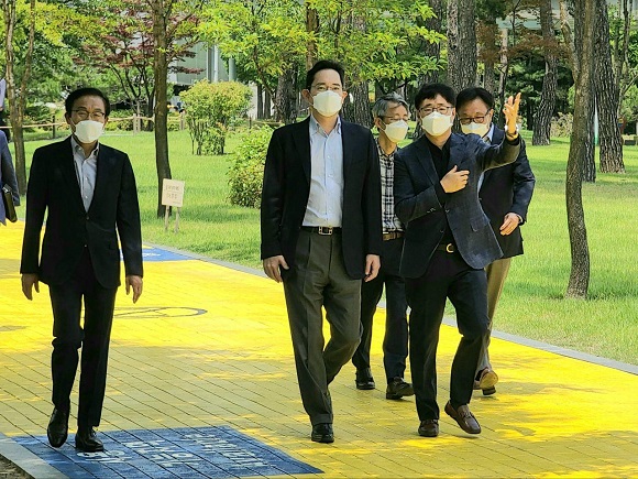 ▲ 삼성전자 반도체 미래전략과 사업장 환경안전 로드맵을 점검하기 위해 경기도 화성에 위치한 반도체 연구소를 찾은 이재용 부회장.ⓒ삼성전자