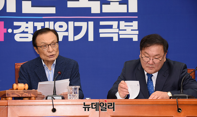 ▲ 이해찬 더불어민주당 대표가 19일 최고위원회의에 참석해 발언하고 있다. 오른쪽은 김태년 원내대표. ⓒ박성원 기자