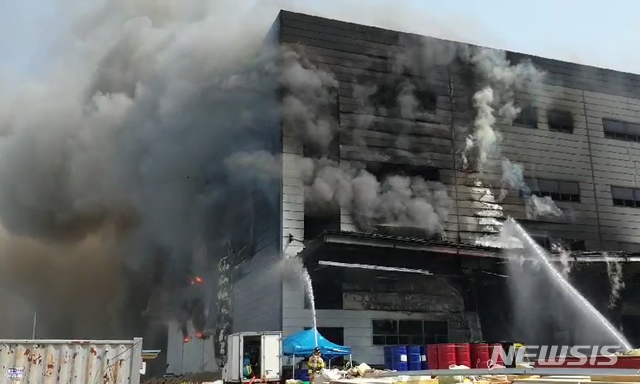 ▲ 지난 4월 29일 발생한 이천 물류 창고 화재 모습. ⓒ뉴시스