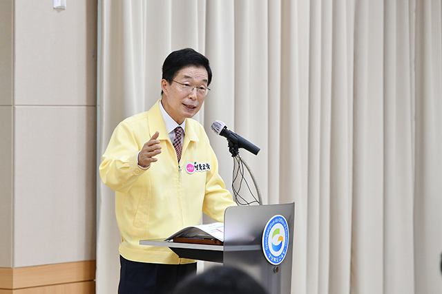 ▲ 임종식 교육감이 등교수업 운영방식 조정을 설명하고 있다.ⓒ경북교육청