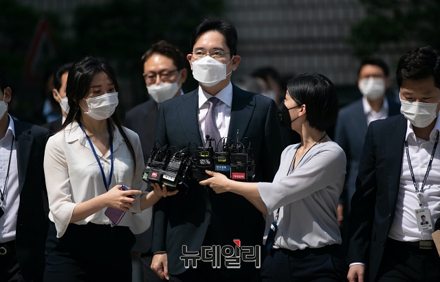 ▲ 이재용 삼성전자 부회장이 8일 오전 서울 서초구 서울중앙지법에서 열린 불법 경영권 승계 영장실질심사에 출석하고 있다. ⓒ권창회 기자