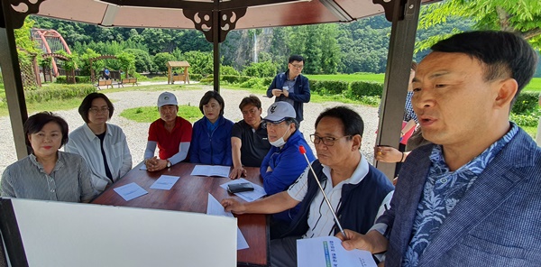 ▲ 충북 청주시의회 행정문화위원 소속 시의원들이 19일 청주시 상당구 미원면 달천 일원에 조성중인 옥화구곡관광길 현장을 방문했다.ⓒ청주시의회