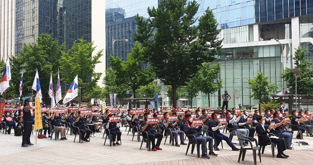 ▲ 하나은행 조합원들이 지난 17일 서울 중구 하나금융 명동사옥 정문에서 ‘2019 임단투 승리 및 갑질경영 철폐 투쟁 결의대회’를 실시했다.ⓒ뉴데일리