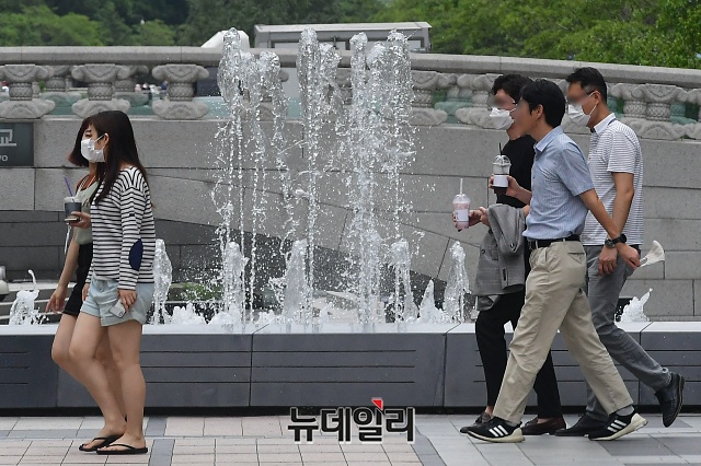 ▲ 19일 오후 점심시간을 맞아 나온 직장인들이 마스크를 쓰고 서울 종로구 청계천에서 더위를 피해 쉬고있다. ⓒ권창회 기자