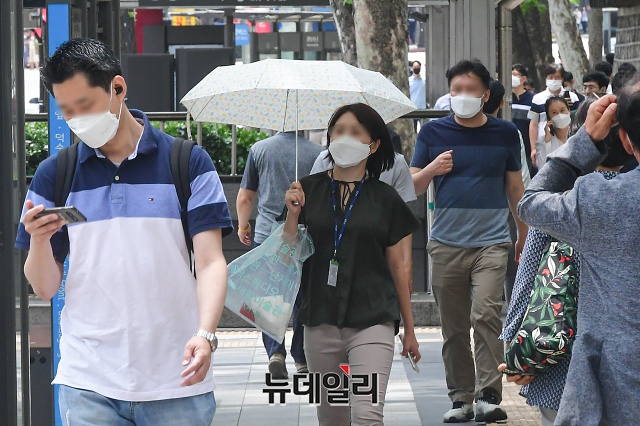 ▲ 19일 오후 시민들이 마스크를 쓰고 서울 중구 거리를 걷고 있다. ⓒ권창회 기자