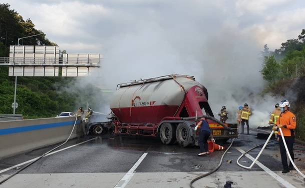 ▲ 19일 충북 충주시 노은면 평택~제천간 고속도로 제천방향 노은 분기점 인근에서 발생한 차량 추돌 사고로 화재가 발생하면서 연기가 하늘로 치솟고 있다.ⓒ충주소방서