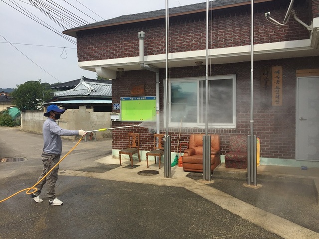 ▲ 성주군은 최근 코로나19의 확산이 줄어들고 안정기에 접어들면서 경로당을 지난 17일부터 개방하고 소독을실시했다.ⓒ성주군