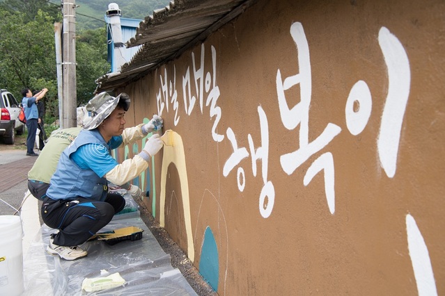 ▲ 20일 광양제철소 임직원들이 광양시 진상면 청도마을을 찾아 벽화그리기 등 다양한 봉사활동을 펼쳤다.ⓒ포스코그룹