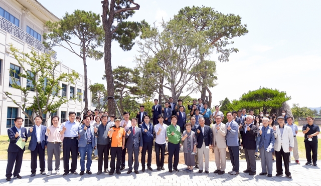 ▲ 경북도는 지난 19일 경북도 본관 전정에서 이철우 경북도지사를 비롯한 도관계자와 조재환 기증자 가족들이 참석해 조촐한 기념식수 행사를 진행했다.ⓒ경북도