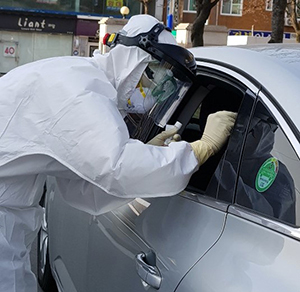 ▲ 안동시의 드라이브스루 검체반 운영장면.ⓒ안동시