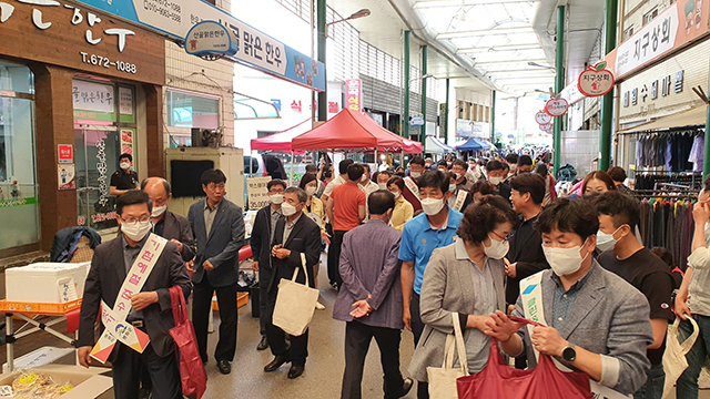 ▲ 봉화군은 클린&안심 시장 대청소 및 장보기 행사를 추진하고 있다.ⓒ봉화군