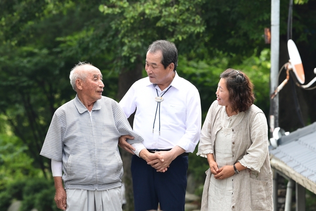 ▲ 김충섭(중간) 시장은 “‘미래 100년 해피투게더 김천’이 될 수 있도록 안전한 김천을 만들 수 있도록 적극 노력해 나가겠다”고 밝혔다.ⓒ김천시