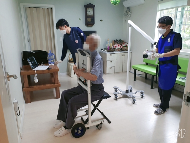 ▲ 청도군은 결핵 발생률과 사망률이 높고 유행 파급력이 큰 어르신들이 생활하는 노인요양시설 입소자 및 직원들을 대상으로 결핵 예방 및 조기발견을 통한  확산 방지를 위해 흉부 엑스선 이동 검진을 실시했다.ⓒ청도군