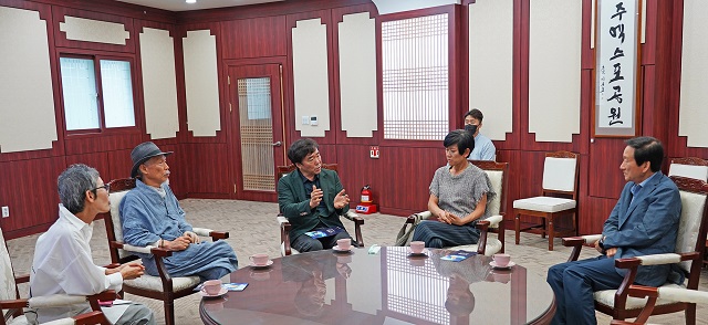 ▲ 경주엑스포공원을 방문한 이호재 서울옥션 회장(왼쪽 세번째)은 류희림 사무총장(오른쪽 첫번째), 박대성 화백(왼쪽 두번째)과 만남을 갖고 상호 발전 및 교류 방안에 대한 논의를 가졌다.ⓒ경주엑스포