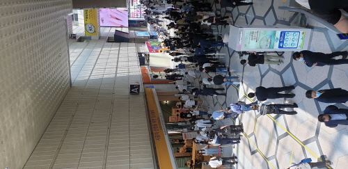 ▲ 한남3구역 조합원들이 시공사선정 투표를 위해 총회장소로 입장하고 있다. = 박지영 기자