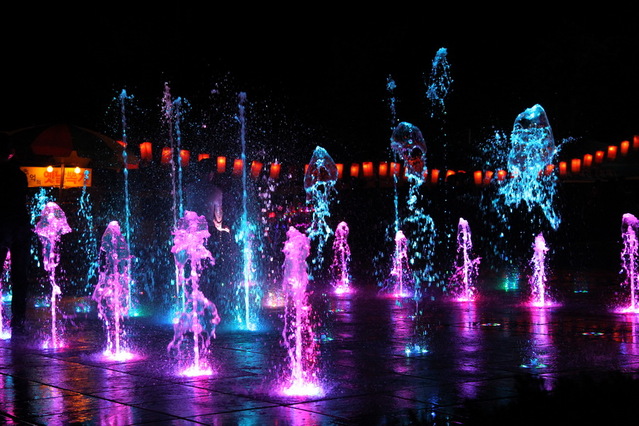 ▲ 예천군(군수 김학동)은 6월부터 오는 9월 말까지 한여름 무더위를 식혀줄 국내 최대 규모 하천 분수시설을 가동한다.ⓒ예천군