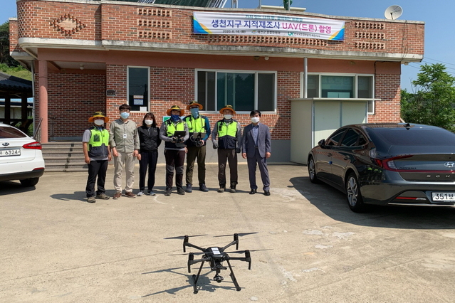 ▲ 예천군은 지난 16일 한국국토정보공사 예천지사와 함께 정확한 지적재조사사업 자료 수집을 위해 무인비행장치인 드론을 활용한 현장조사 및 항공촬영을 했다.ⓒ예천군
