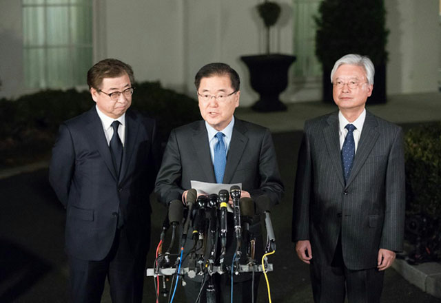 ▲ 2018년 3월 9일 백악관에서 북한의 대미 제안에 대해 브리핑을 하는 정의용 국가안보실장과 서훈 국정원장, 조윤제 당시 주미대사. ⓒ청와대 제공.