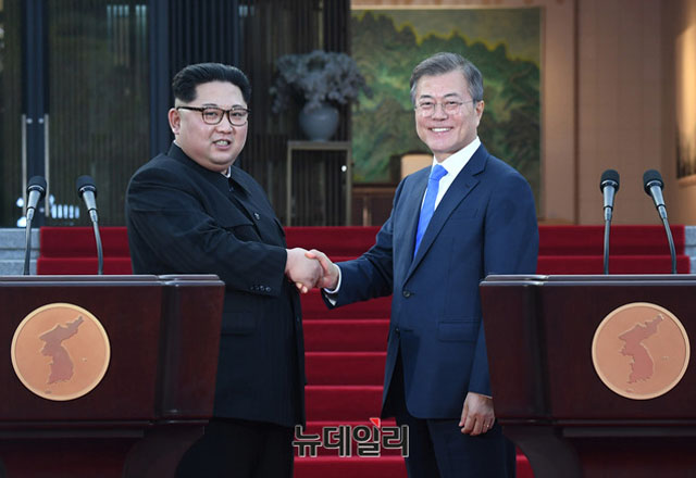▲ 2018년 4월 27일 판문점 정상회담 뒤 선언문을 낭독하고 악수하는 김정은과 문재인 대통령. ⓒ한국사진공동기자단.