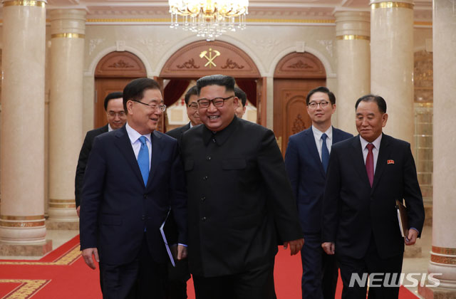 ▲ 2018년 9월 5일 특사로 북한을 찾은 정의용 국가안보실장 일행. ⓒ뉴시스. 무단전재 및 재배포 금지.