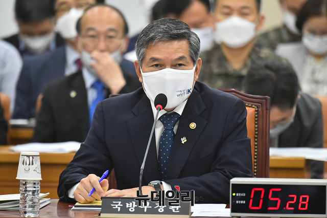▲ 정경두(사진) 국방부 장관이 22일 국회 국방위원회 전체회의에서 