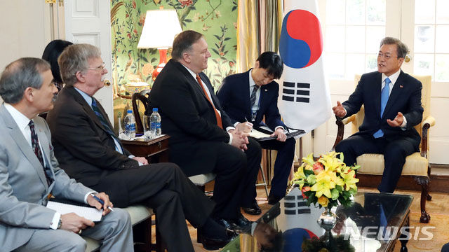 ▲ 지난해 4월 11일(현지시간) 백악관에서 문재인 대통령의 주장을 듣는 해리 해리스 주한 미국대사, 존 볼턴 백악관 국가안보보좌관, 마이크 폼페이오 국무장관. ⓒ뉴시스. 무단전재 및 재배포 금지.