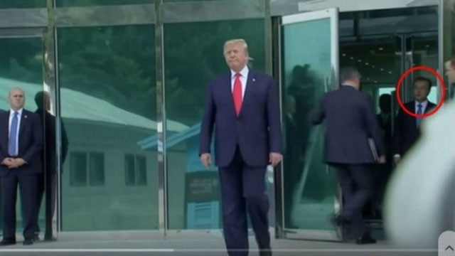 ▲ 지난해 6월 30일 판문점 만남 당시 미국 백악관 경호실 요원이 문재인 대통령이 나오기 전 판문점 평화의 집 출입문을 닫는 모습. 당시 화제가 됐다. ⓒ유튜브 화면캡쳐.