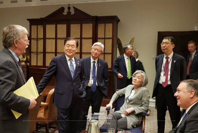 ▲ 2018년 5월 22일(현지시간) 백악관에서 볼턴 보좌관의 이야기를 듣는 정의용 국가안보실장, 조윤제 주미대사, 강경화 외교부장관, 윤영찬 국민소통수석. ⓒ청와대 트위터 공개사진.