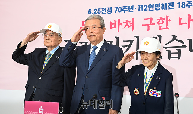 ▲ 김종인 미래통합당 비상대책위원장이 22일 오전 국회에서 열린 비상대책위원회의에서 대한민국 6·25 참전유공자회 류연갑·박옥선 유공자를 초청해 6·25 기념뱃지를 달아준 뒤 기념촬영을 갖고 있다.ⓒ박성원 기자