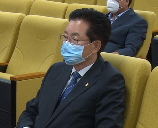 ▲ 정정순 국회의원이 22일 청주시의회 54차 정례회장을 방문해 시 의원들의 발언 내용을 경청하고 있다.ⓒ청주시