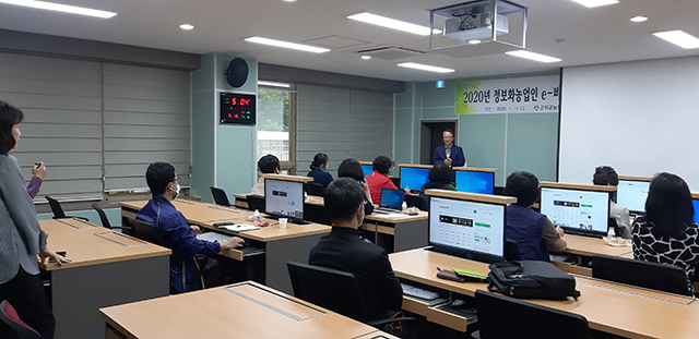 ▲ 군위 우수 농특산물 농업인이 네이버 쇼핑몰 스마트 스토어 입점 교육을 가지고 농가소득 향상에 나섰다.ⓒ군위군