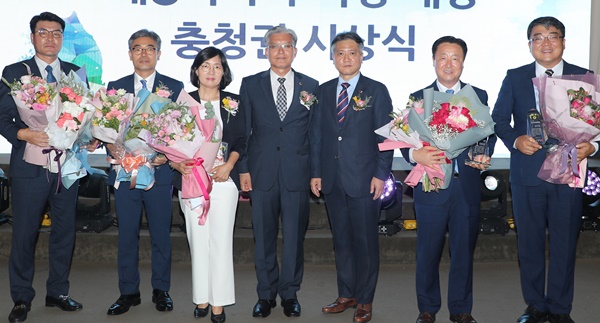 ▲ 충북도의회는 22일 박형용(옥천1)·송미애(비례)·임영은(진천1)·김기창(음성2)·서동학(충주2) 의원 등 5명의 의원이 대전 ‘오페라웨딩&컨벤션홀’에서 충청권 시도의회 공동 개최로 열린 ‘제8회 우수의정대상 시상식’에서 상패를 받았다고 밝혔다.ⓒ충북도의회