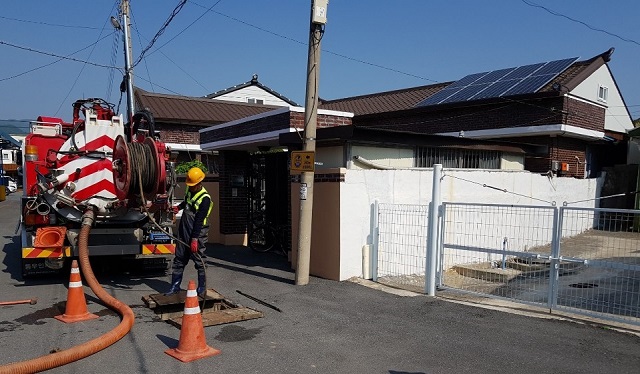 ▲ 영덕군은 우수기 대비 하수도 시설물 준설사업을 시행하고 있다.ⓒ영덕군