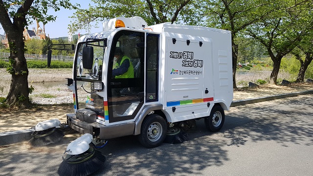 ▲ 경상북도문화관광공사는 노면청소차량 도입해 보문관광단지 관리에 나섰다.ⓒ경북문화관광공사