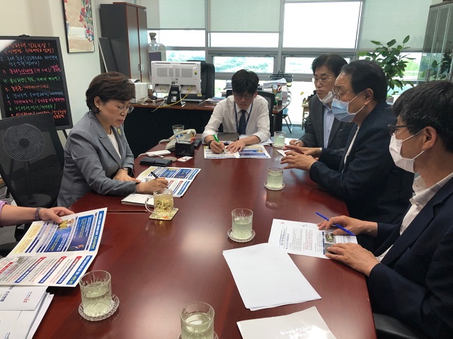 ▲ 이원탁 지진특별지원단장은 2김정재 국회의원을 만나 지진특별법 시행령 개정사항과 지진 피해지역의 경제 활성화를 위한 국비 확보 협조를 요청했다.ⓒ포항시