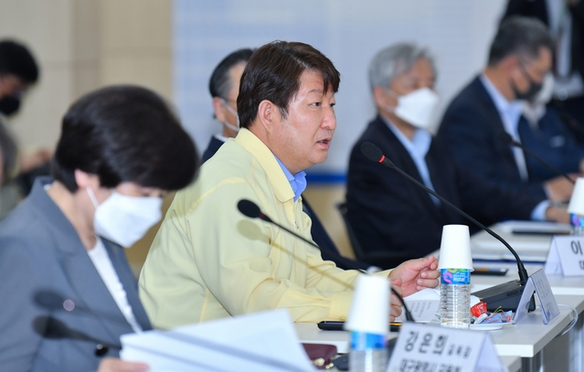 ▲ 권영진 대구시장은 “대구시와 공공기관‧유관기관이 함께 포스트코로나 시대 위기극복을 위해 디지털SOC와 비대면 산업 등 새로운 분야의 사업들을 지속적인 협업을 통해 구축해나가면서 희망찬 미래 도시 대구를 열어갈 수 있도록 함께 고민해 줄 것”을 당부했다.ⓒ대구시