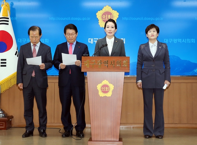 ▲ 배지숙 의장이 고등학교 무상급식을 고3학년부터 단계적으로 실시하기로 권영진 대구시장, 강은희 교육감, 류한국 서구청장 등과 전격 합의하고 기자회견을 하는 장면.ⓒ대구시의회