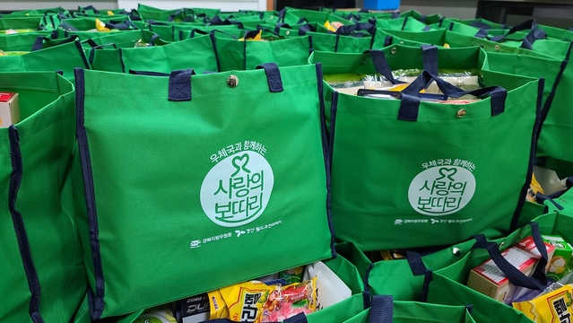 ▲ 국제구호개발 NGO 경산월드휴먼브리지(대표 김종원)가 호국보훈의 달을 맞아 취약계층에게 ‘사랑의 보따리’를 지원했다.ⓒ경산시 자인면
