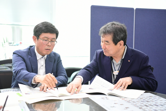 ▲ 김충섭 김천시장(오른쪽)은 지역 주요 현안사업 해결과 미래 먹거리사업 확보를 위해 국회와 중앙부처 방문 등 발빠른 행보를 이어가고 있다.ⓒ김천시