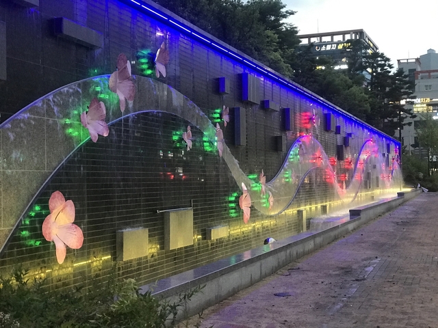 ▲ 대구 달성군은 다가오는 여름철 폭염에 대비해 대실역 인근에 대형 벽천폭포를 설치하고 가동에 들어간다.ⓒ달성군