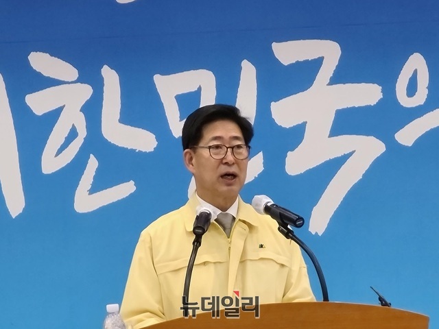 ▲ 양승조 충남도지사가 23일 취임 2주년을 앞두고 충남도정이 걸어온 주요 발자취와 남은 2년의 충남도정 추진 과제를 발표하고 있다.ⓒ김정원 기자