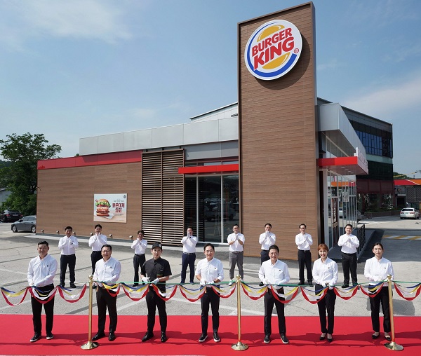 ▲ 버거킹은 23일 국내 매장 400호점인 버거킹 포천축석휴게소FS점을 오픈하며 오픈 기념 행사를 진행했다ⓒ버거킹