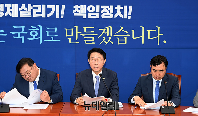 ▲ 조정식 더불어민주당 정책위의장이 23일 오전 국회에서 열린 원내대책회의에서 모두발언을 하고 있다. ⓒ박성원 기자