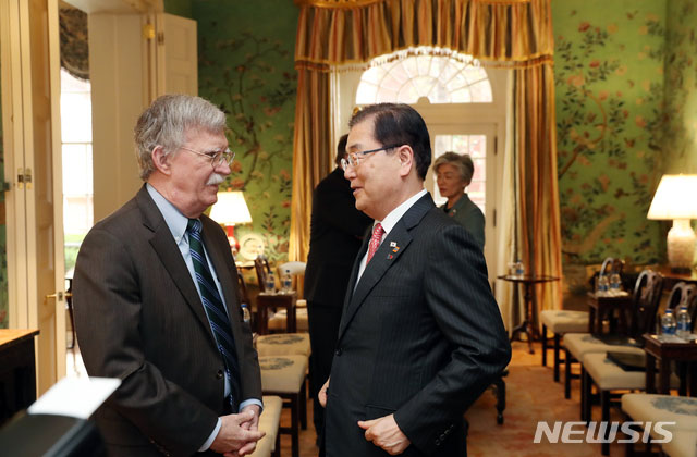 ▲ 지난해 4월 11일 한미정상회담 당시 백악관에서 만난 존 볼턴 백악관 국가안보보좌관과 정의용 청와대 국가안보실장. ⓒ뉴시스. 무단전재 및 재배포 금지.