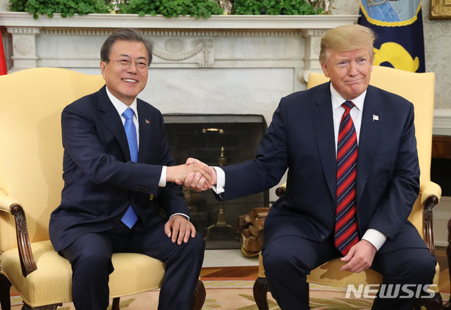 ▲ 지난해 4월 11일 한미정상회담 당시 문재인 대통령과 도널드 트럼프 미국 대통령. ⓒ뉴시스. 무단전재 및 재배포 금지.