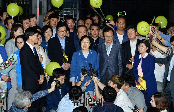 ▲ 2017년 8월 23일 새벽 경기 의정부시 의정부교도소 정문 앞에서 출소한 한명숙(사진) 전 국무총리. ⓒ정상윤 기자