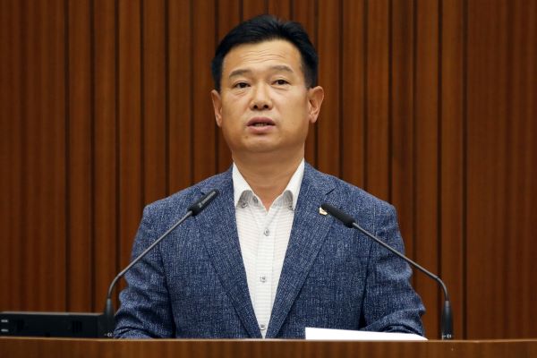 ▲ 세종의회 김원식 의원이 23일 제62회 정례회 4차 본회의에서 5분 자유발언을 통해 ‘세종시 공공조형물 관리개선 필요성’에 대해 언급하고 있다.ⓒ세종시의회