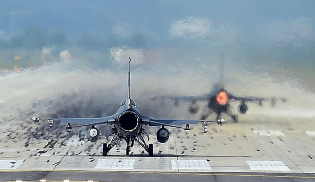 ▲ 오산공군기지 활주로에서 이륙 준비 중인 F-16 전투기 편대. ⓒ연합뉴스. 무단전재 및 재배포 금지.